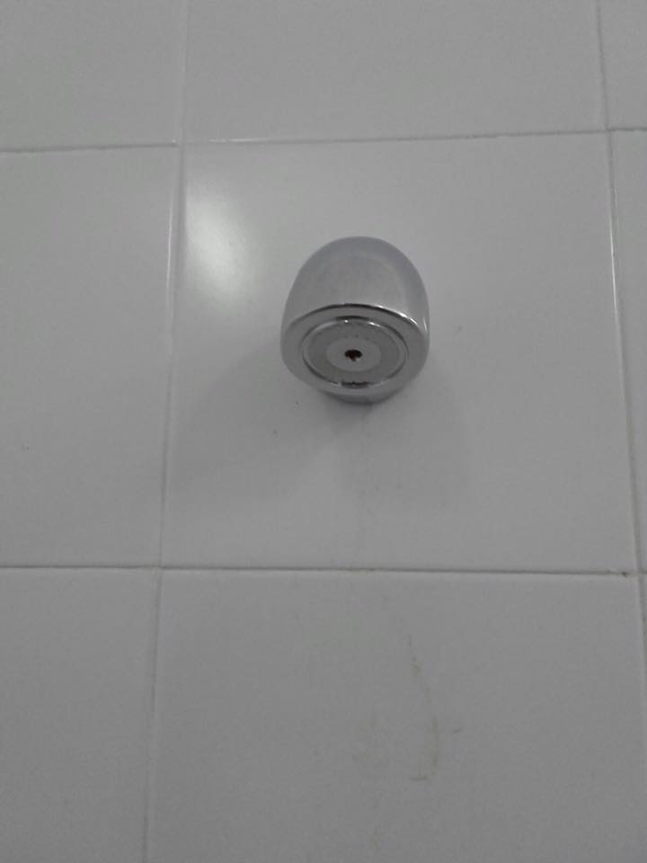 Instalación de duchas anti vandalismo en los vestuarios del campo de fútbol de Fuente Palmera 1