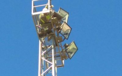 EL AYUNTAMIENTO RENUEVA LUMINARIAS Y EQUIPOS DE LAS TORRETAS DEL CAMPO DE FÚTBOL