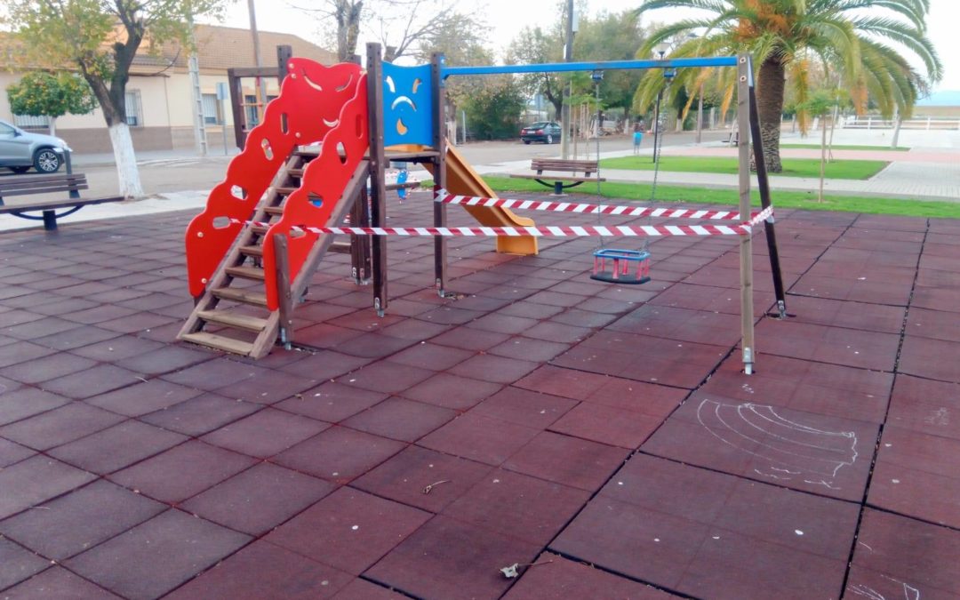PRECINTADO DEL MOBILIARIO INFANTIL DE LOS PARQUES