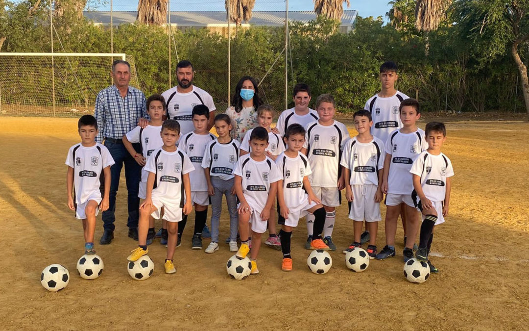 ENTREGA DE EQUIPACIONES Y MATERIAL A LA CANTERA DEL CD EL VILLAR