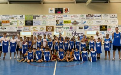 Entrega de camisetas a la Escuela Municipal de Verano de Baloncesto
