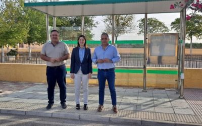 La Junta instala una nueva marquesina con iluminación solar en La Peñalosa