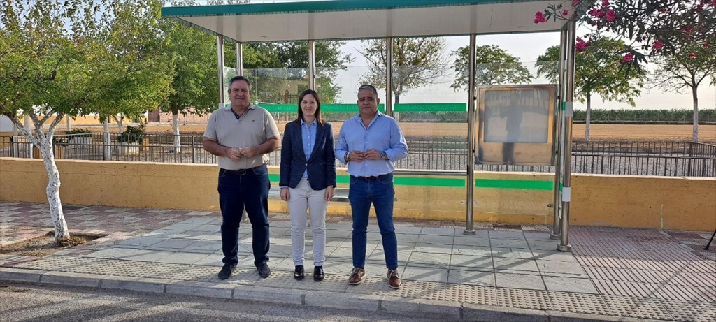 La Junta instala una nueva marquesina con iluminación solar en La Peñalosa