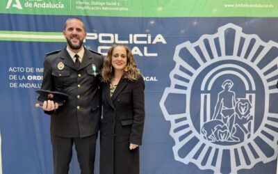 El policía local, Víctor José Bracero, distinguido con la cruz verde de la Orden al Mérito de la Policía Local de Andalucía