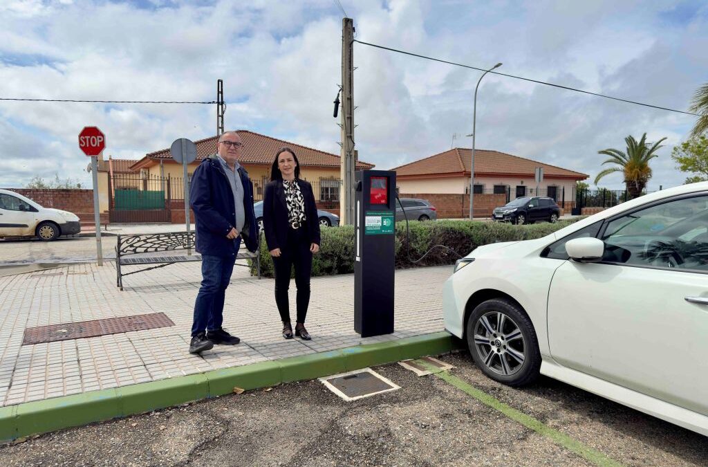 El Ayuntamiento activa un punto de recarga con doble conexión para vehículos eléctricos